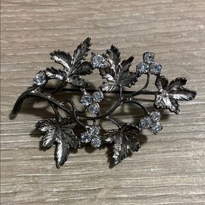 Vintage Elegant Silver Toned Leaf Brooch with Rhinestones